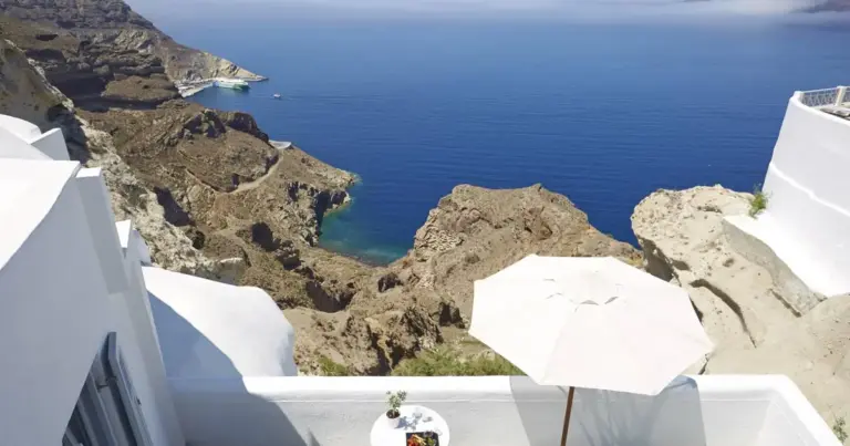 Με την έναρξη της περιόδου αιχμής, η διαδικασία απαιτεί προσοχή καθώς η κατοχή της επιταγής (voucher) δεν εγγυάται από μόνη της τη διαμονή, αν δεν ακολουθηθούν τα προβλεπόμενα βήματα επικοινωνίας.