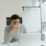 Η πρώτη μέρα στη νέα σας δουλειά δεν αφορά μόνο τις τεχνικές σας ικανότητες, αλλά κυρίως την ικανότητά σας να "διαβάσετε" την κουλτούρα της εταιρείας και να χτίσετε τις πρώτες γέφυρες εμπιστοσύνης με τους συναδέλφους σας. Με την αγορά εργασίας να δίνει πλέον τεράστια έμφαση στα soft skills, οι πρώτες οκτώ ώρες στο νέο γραφείο ή στο ψηφιακό περιβάλλον εργασίας λειτουργούν ως ο καθρέφτης του επαγγελματισμού σας και καθορίζουν σε μεγάλο βαθμό την εξέλιξή σας στον οργανισμό.