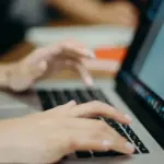 Οι 10 ειδικότητες με τη μεγαλύτερη ζήτηση στον κλάδο της ναυτιλίας αυτή τη στιγμή αφορούν τόσο στελέχη ξηράς όσο και πληρώματα, με τις ελληνικές ναυτιλιακές εταιρείες να αναζητούν εντατικά προσωπικό για την κάλυψη θέσεων που σχετίζονται με την ψηφιοποίηση και την πράσινη μετάβαση των στόλων τους. Η αποστολή βιογραφικών επικεντρώνεται πλέον στα μεγάλα ναυτιλιακά clusters του Πειραιά, των προαστίων της Αθήνας και της Γλυφάδας, όπου χτυπά η καρδιά της παγκόσμιας ποντοπόρου ναυτιλίας.