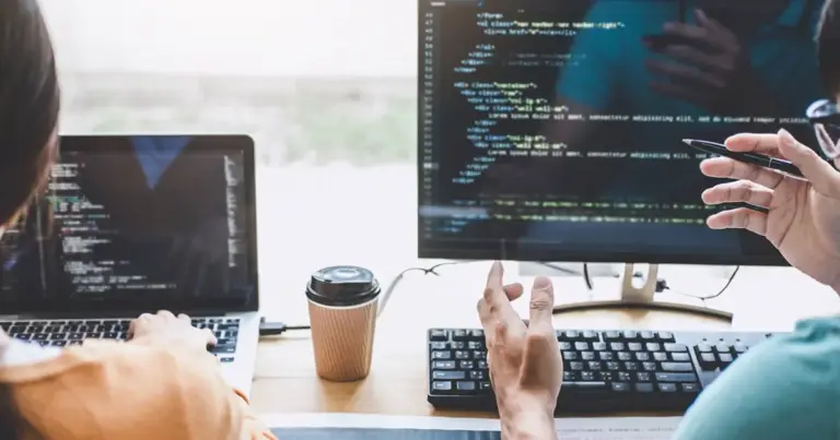 Η Τεχνητή Νοημοσύνη (AI), η Κυβερνοασφάλεια και η Μηχανική Δεδομένων αναδεικνύονται φέτος ως οι απόλυτοι κυρίαρχοι της ελληνικής αγοράς εργασίας, με το 84% των εργοδοτών στον κλάδο της πληροφορικής να δηλώνουν αδυναμία εύρεσης εξειδικευμένου προσωπικού. Η ζήτηση έχει χτυπήσει «κόκκινο» το 2026, καθώς οι επιχειρήσεις στην Ελλάδα μετασχηματίζονται ψηφιακά με ταχύτατους ρυθμούς, προσφέροντας μισθούς που σε ορισμένες περιπτώσεις ξεπερνούν κατά πολύ τον μέσο όρο της αγοράς.