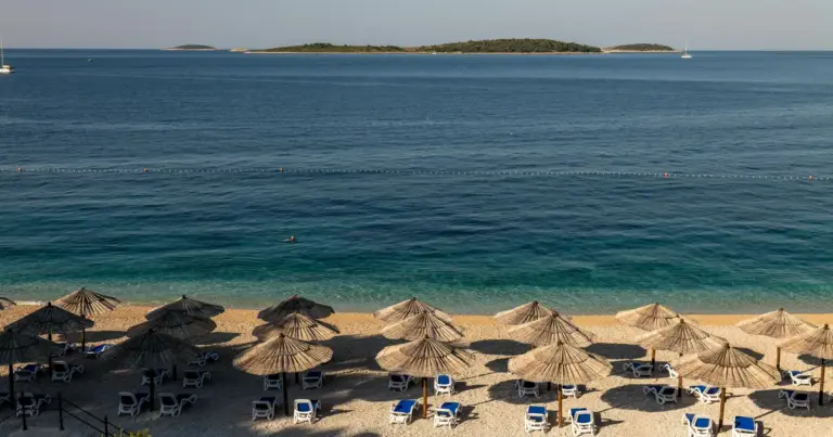 Τα προσωρινά αποτελέσματα και οι πίνακες των δικαιούχων για το πρόγραμμα Κοινωνικού Τουρισμού 2026-2027 αναμένεται να αναρτηθούν από τη ΔΥΠΑ εντός του δεύτερου δεκαημέρου του Ιουνίου, καθώς η διαδικασία υποβολής των αιτήσεων ολοκληρώθηκε με συμμετοχή που ξεπέρασε κάθε προηγούμενο.