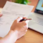 Η αφαίρεση παρωχημένων πληροφοριών, όπως η παλιά προϋπηρεσία σε άσχετα αντικείμενα και οι υπερβολικά προσωπικές λεπτομέρειες, είναι το πρώτο βήμα για να μη βρεθεί το βιογραφικό σας στον κάλαθο των αχρήστων πριν καν διαβαστεί. Με την αγορά εργασίας να κινείται πλέον με ταχύτητες AI και τα συστήματα ATS (Applicant Tracking Systems) να σκανάρουν τα αρχεία σας σε δευτερόλεπτα, η ποιότητα υπερισχύει της ποσότητας.