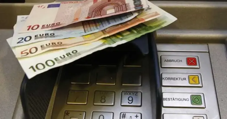 Σήμερα, Παρασκευή 29 Μαΐου, ολοκληρώνονται οι μεγάλες πιστώσεις από τη ΔΥΠΑ, καθώς μπαίνουν στους τραπεζικούς λογαριασμούς των δικαιούχων συνολικά 45,4 εκατομμύρια ευρώ για επιδόματα ανεργίας, μητρότητας, προγράμματα κατάρτισης και επιδοτούμενες θέσεις εργασίας. Οι αλλαγές στον τρόπο πληρωμής και η ταχύτητα των τραπεζικών συστημάτων φέρνουν τα χρήματα στους δικαιούχους ήδη πριν από το Σαββατοκύριακο, καλύπτοντας χιλιάδες νοικοκυριά.