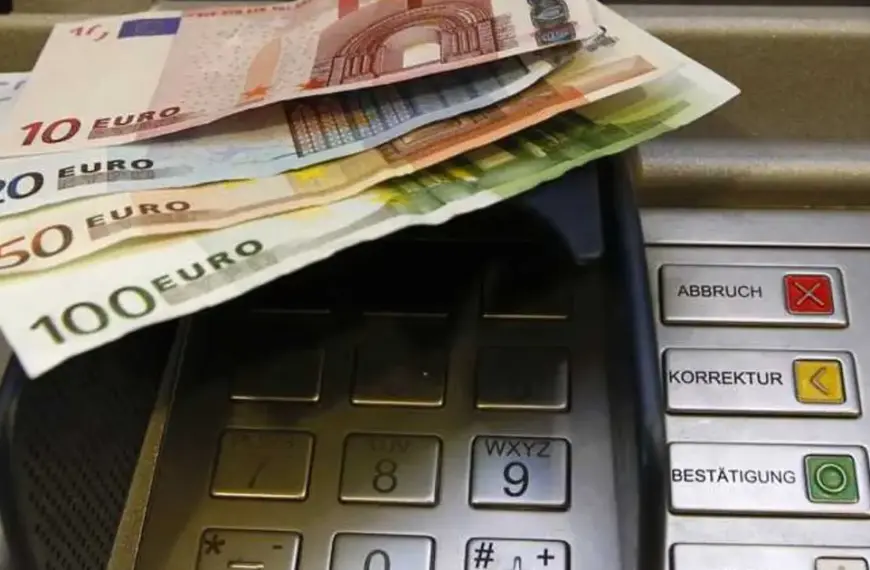 Σήμερα, Παρασκευή 29 Μαΐου, ολοκληρώνονται οι μεγάλες πιστώσεις από τη ΔΥΠΑ, καθώς μπαίνουν στους τραπεζικούς λογαριασμούς των δικαιούχων συνολικά 45,4 εκατομμύρια ευρώ για επιδόματα ανεργίας, μητρότητας, προγράμματα κατάρτισης και επιδοτούμενες θέσεις εργασίας. Οι αλλαγές στον τρόπο πληρωμής και η ταχύτητα των τραπεζικών συστημάτων φέρνουν τα χρήματα στους δικαιούχους ήδη πριν από το Σαββατοκύριακο, καλύπτοντας χιλιάδες νοικοκυριά.