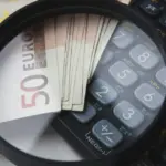 Το τελικό χρονοδιάγραμμα πληρωμών για τα επιδόματα του ΟΠΕΚΑ και τις επικουρικές συντάξεις Ιουνίου 2026 έχει κλειδώσει, με τις πρώτες πιστώσεις στους λογαριασμούς των δικαιούχων να ξεκινούν σταδιακά από τα μέσα του επόμενου μήνα.