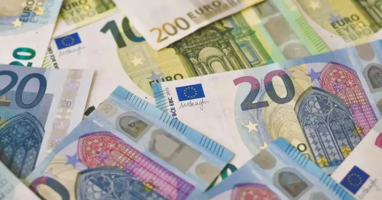 Η πίστωση αφορά χιλιάδες ελεύθερους επαγγελματίες, αυτοαπασχολούμενους και αγρότες, καθώς η διοίκηση του ΕΦΚΑ ακολουθεί το μοντέλο της διακριτής πληρωμής μεταξύ μισθωτών και μη μισθωτών για την αποσυμφόρηση του συστήματος.