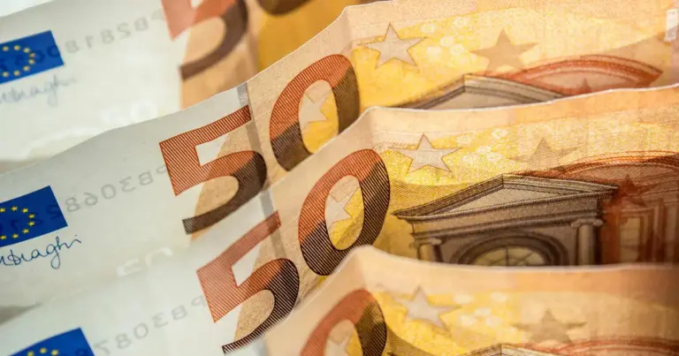Κλείδωσαν οι επίσημες ημερομηνίες για τις πληρωμές συντάξεων Ιουνίου 2026, με τη διαδικασία της πίστωσης να ξεκινά σταδιακά από το απόγευμα της ερχόμενης Τρίτης για εκατομμύρια δικαιούχους όλων των ασφαλιστικών ταμείων.