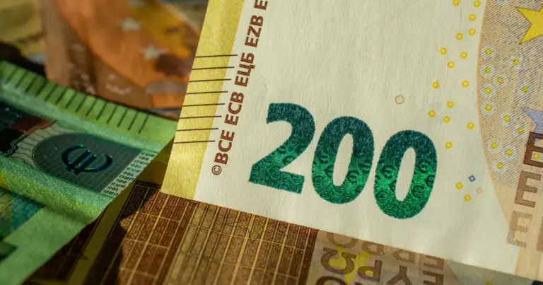 Οι πληρωμές για τις συντάξεις Ιουνίου 2026 αναμένεται να ξεκινήσουν την Τρίτη 26 Μαΐου, με τα κονδύλια να πιστώνονται στους λογαριασμούς των δικαιούχων σταδιακά ανάλογα με τον ασφαλιστικό τους φορέα. Καθώς ο Ιούνιος φέρνει μαζί του και τις πρώτες αυξημένες ανάγκες για τις καλοκαιρινές άδειες, η διοίκηση του ΕΦΚΑ διατηρεί το μοντέλο του διαχωρισμού των πληρωμών ανάμεσα σε μισθωτούς και μη μισθωτούς για την αποφυγή συνωστισμού στα ΑΤΜ.