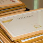 Η μέγιστη μοριοδότηση για την ξένη γλώσσα στις προκηρύξεις του ΑΣΕΠ μπορεί να αποκτηθεί μέσω συγκεκριμένων πιστοποιητικών αγγλικών που εξετάζουν μόνο τις ενότητες Reading και Listening, απαλλάσσοντας πλήρως τους υποψηφίους από την προφορική εξέταση (Speaking) και την παραγωγή γραπτού λόγου (Writing). Η ανανεωμένη λίστα του Ανώτατου Συμβουλίου Επιλογής Προσωπικού περιλαμβάνει πλέον ψηφιακά και έγχαρτα τεστ τα οποία παρέχουν τη δυνατότητα διεκδίκησης των επιπλέον μορίων γρήγορα και με λιγότερο άγχος, καθώς το επίπεδο Άριστης Γνώσης (Γ2/C2) αναγνωρίζεται κανονικά με βάση το σχετικό προσοντολόγιο.
