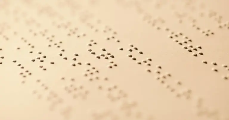 Η επάρκεια στη γραφή και ανάγνωση Braille αποτελεί ένα από τα ισχυρότερα "χαρτιά" για τους εκπαιδευτικούς που επιδιώκουν την ένταξή τους στους πίνακες της Ειδικής Αγωγής, καθώς η πιστοποίησή της προσφέρει άμεση μοριοδότηση αλλά και το δικαίωμα πρόσληψης σε δομές τυφλών. Για το έτος 2026, το Υπουργείο Παιδείας αναγνωρίζει συγκεκριμένους φορείς που έχουν το δικαίωμα να διενεργούν εξετάσεις και να χορηγούν τον σχετικό τίτλο, διασφαλίζοντας ότι οι υποψήφιοι κατέχουν τις απαραίτητες δεξιότητες για την υποστήριξη μαθητών με οπτική αναπηρία.