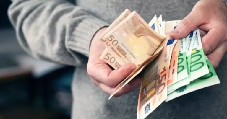 Η ενίσχυση αφορά συγκεκριμένες ευάλωτες ομάδες, όπως χαμηλοσυνταξιούχους, δικαιούχους του επιδόματος παιδιού και άτομα με αναπηρία, οι οποίοι θα λάβουν το ποσό αυτόματα, χωρίς να χρειαστεί η υποβολή νέας αίτησης.