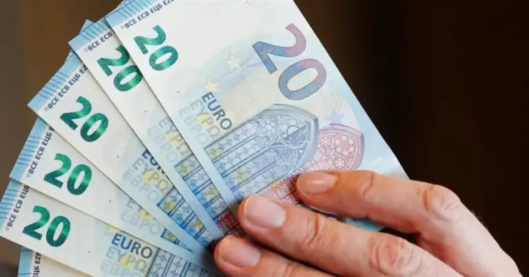 Κανένα νέο κριτήριο δεν εμποδίζει πλέον την καταβολή του επιδόματος μακροχρονίως ανέργων σε όσους έχουν εξαντλήσει τη 12μηνη τακτική επιδότηση, καθώς οι νέες ρυθμίσεις για το 2026 απλοποιούν τις διαδικασίες μέσω της ΔΥΠΑ. Το βοήθημα των 200 ευρώ μηνιαίως παραμένει το βασικό στήριγμα για χιλιάδες συμπολίτες μας, ενώ παράλληλα τρέχει και το «μπόνους» των 300 ευρώ για όσους προχωρούν στη δημιουργία Ψηφιακού Ατομικού Σχεδίου Δράσης.