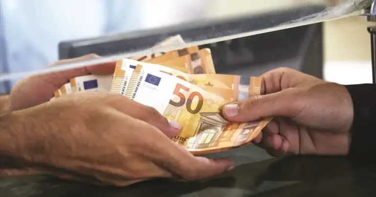 ο επίδομα μακροχρονίως ανέργων της ΔΥΠΑ, ύψους 200 ευρώ τον μήνα για έως και 12 μήνες, δεν χορηγείται σε κανέναν απολύτως χωρίς την κάλυψη συγκεκριμένων προϋποθέσεων, καθώς η ελληνική νομοθεσία ορίζει αυστηρά εισοδηματικά και ηλικιακά κριτήρια που πρέπει να πληρούνται στο ακέραιο.