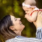 Το επίδομα μητρότητας της ΔΥΠΑ επεκτείνεται πλέον στους 10 μήνες για όλες τις νέες μητέρες, καθώς από την 1η Ιανουαρίου 2026 η ειδική παροχή προστασίας της μητρότητας αυξήθηκε κατά έναν επιπλέον μήνα, ενισχύοντας τη στήριξη της οικογένειας στον ιδιωτικό τομέα και στους ελεύθερους επαγγελματίες. Η αλλαγή αυτή συνοδεύεται από την αναπροσαρμογή του ποσού στα 950 ευρώ μικτά (αντίστοιχα με τον νέο κατώτατο μισθό του 2026), διασφαλίζοντας ότι η μητέρα θα λαμβάνει συνολικά σχεδόν 10.000 ευρώ κατά τη διάρκεια της άδειάς της.