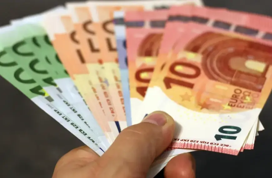 Το επίδομα ανεργίας της ΔΥΠΑ διακόπτεται οριστικά για όσους ανέργους αναλαμβάνουν εργασία μερικής απασχόλησης της οποίας οι μηνιαίες αποδοχές ή οι ημέρες εργασίας υπερβαίνουν τα νέα αυστηρά όρια που θέτει η νομοθεσία το 2026. Αντίθετα, όσοι υπογράφουν συμβάσεις πολύ μικρής διάρκειας ή χαμηλών αποδοχών έχουν πλέον τη δυνατότητα να διατηρήσουν μέρος του βοηθήματος μέσω του αναλογικού επιδόματος εργασίας, αρκεί να δηλώσουν την έναρξη της απασχόλησής τους εντός του προβλεπόμενου χρονικού ορίου των 3 εργάσιμων ημερών.