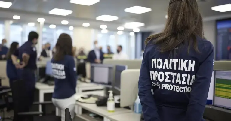 Εντός του δεύτερου δεκαπενθήμερου του Μαΐου 2026 αναμένεται να αναρτηθούν οι προσωρινοί πίνακες για τις 1.000 προσλήψεις στην Πολιτική Προστασία, σύμφωνα με την τελευταία ενημέρωση από τα επιτελεία του Υπουργείου Κλιματικής Κρίσης. Η διαδικασία ελέγχου των αιτήσεων βρίσκεται στην τελική ευθεία, καθώς ο στόχος είναι το νέο προσωπικό να βρίσκεται στις θέσεις του πριν την κορύφωση της αντιπυρικής περιόδου.