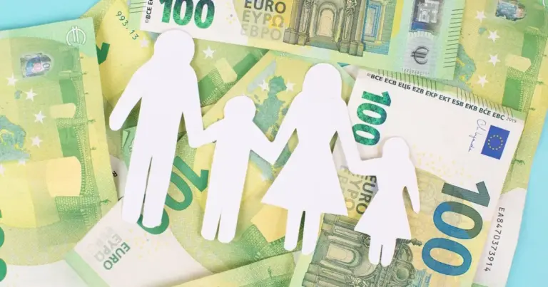 Η πληρωμή αυτή καλύπτει τους μήνες Μάρτιο και Απρίλιο, ενώ αφορά όσους υπέβαλαν την αίτησή τους και αυτή εγκρίθηκε μέχρι την πρόσφατη προσωρινή διακοπή της πλατφόρμας για την επεξεργασία των στοιχείων.