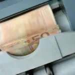 Η καταβολή για το επίδομα παιδιού Α21 που αφορά το δεύτερο δίμηνο του έτους θα πραγματοποιηθεί την Παρασκευή 29 Μαΐου 2026, με τα χρήματα να εμφανίζονται σταδιακά στα ΑΤΜ των τραπεζών από το απόγευμα της προηγούμενης ημέρας. Η συγκεκριμένη πληρωμή αποτελεί μία από τις μεγαλύτερες της χρονιάς, καθώς ο ΟΠΕΚΑ ολοκληρώνει τον έλεγχο των αιτήσεων που υποβλήθηκαν και εγκρίθηκαν μέχρι τα μέσα Μαΐου, ενσωματώνοντας παράλληλα και τις διορθώσεις που έγιναν από δικαιούχους σε εκκρεμότητα.