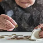 Η διαδικασία αυτή αφορά χιλιάδες συνταξιούχους που πλήρωναν ταυτόχρονα εισφορές σε δύο ή περισσότερα ταμεία (π.χ. Δημόσιο και ΤΣΜΕΔΕ, ή ΙΚΑ και ΟΑΕΕ) και έχει οργανωθεί σε διαδοχικά «κύματα» πληρωμών, καθώς ο έλεγχος και η εκκαθάριση των φακέλων γίνονται ανά ομάδα δικαιούχων για τη διασφάλιση της ορθότητας των ποσών.