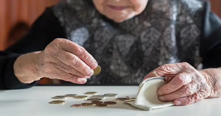 Η διαδικασία αυτή αφορά χιλιάδες συνταξιούχους που πλήρωναν ταυτόχρονα εισφορές σε δύο ή περισσότερα ταμεία (π.χ. Δημόσιο και ΤΣΜΕΔΕ, ή ΙΚΑ και ΟΑΕΕ) και έχει οργανωθεί σε διαδοχικά «κύματα» πληρωμών, καθώς ο έλεγχος και η εκκαθάριση των φακέλων γίνονται ανά ομάδα δικαιούχων για τη διασφάλιση της ορθότητας των ποσών.