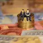 Η διαδικασία αφορά την επιστροφή των ποσών που παρακρατήθηκαν αναίτια λόγω της καθυστέρησης στην εφαρμογή της κατάργησης του «πέναλτι» 30% στις συντάξεις, το οποίο αντικαταστάθηκε από τον πόρο υπέρ e-ΕΦΚΑ.