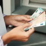 Η πληρωμή των επιδομάτων του ΟΠΕΚΑ για τον Μάιο πρόκειται να πραγματοποιηθεί την Παρασκευή 29 Μαΐου 2026, με τα ποσά να εμφανίζονται στους λογαριασμούς των δικαιούχων από το απόγευμα της προηγούμενης εργάσιμης. Μετά τις καθυστερήσεις που παρατηρήθηκαν σε ορισμένες κατηγορίες λόγω της εκκαθάρισης των νέων αιτήσεων, ο οργανισμός οριστικοποίησε τις ημερομηνίες για όλα τα κοινωνικά επιδόματα.