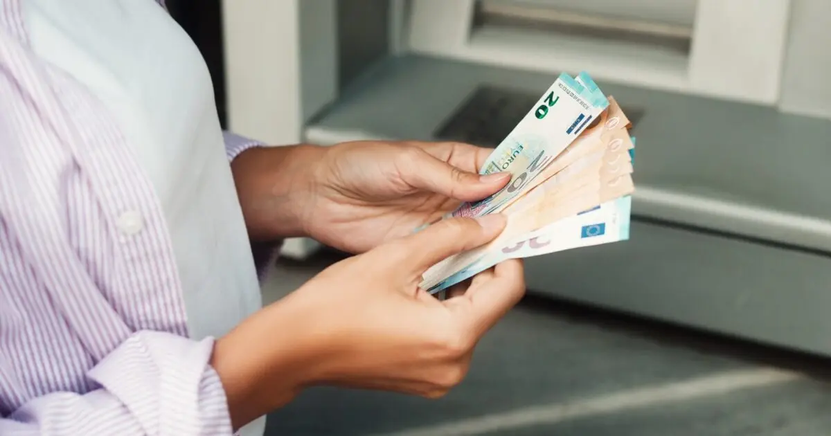 Η πληρωμή των επιδομάτων του ΟΠΕΚΑ για τον Μάιο πρόκειται να πραγματοποιηθεί την Παρασκευή 29 Μαΐου 2026, με τα ποσά να εμφανίζονται στους λογαριασμούς των δικαιούχων από το απόγευμα της προηγούμενης εργάσιμης. Μετά τις καθυστερήσεις που παρατηρήθηκαν σε ορισμένες κατηγορίες λόγω της εκκαθάρισης των νέων αιτήσεων, ο οργανισμός οριστικοποίησε τις ημερομηνίες για όλα τα κοινωνικά επιδόματα.