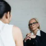 Η σωστή προετοιμασία για τις 10 πιο συνηθισμένες ερωτήσεις των εργοδοτών αποτελεί το "διαβατήριο" για την πρόσληψή σας στις συνεντεύξεις που ξεκινούν από αύριο, Δευτέρα 11 Μαΐου 2026. Με την αγορά εργασίας να γίνεται ολοένα και πιο ανταγωνιστική, οι υπεύθυνοι HR δεν αναζητούν πλέον απλώς τυπικά προσόντα, αλλά υποψηφίους που μπορούν να αποδείξουν την αξία τους μέσα από στοχευμένες απαντήσεις και παραδείγματα που αναδεικνύουν την προσωπικότητα και την επαγγελματική τους ωριμότητα.