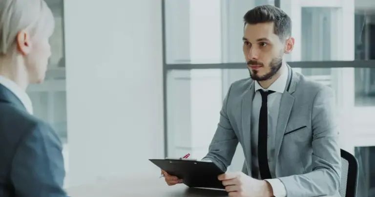 Η έλλειψη στοχευμένης έρευνας για την εταιρεία, η αδυναμία σύνδεσης των προσόντων σας με τις ανάγκες της θέσης και η κακή διαχείριση της μη λεκτικής επικοινωνίας αποτελούν τα τρία μοιραία λάθη που οδηγούν στην απόρριψη κατά τη διάρκεια μιας συνέντευξης εργασίας. Με την αγορά εργασίας τον Μάιο του 2026 να απαιτεί υψηλή εξειδίκευση και προσαρμοστικότητα, οι recruiters δίνουν πλέον μεγαλύτερη βαρύτητα στην προετοιμασία και την αυθεντικότητα παρά στην απλή ανάγνωση ενός βιογραφικού.