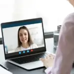 Η κακή ποιότητα ήχου και η ακατάλληλη γωνία της κάμερας αποτελούν τους δύο κύριους λόγους που ένας υποψήφιος απορρίπτεται σε μια video συνέντευξη, καθώς το 2026 οι εργοδότες θεωρούν την ψηφιακή ετοιμότητα ως άμεση απόδειξη του επαγγελματισμού σας.