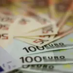 Στους τραπεζικούς λογαριασμούς χιλιάδων δικαιούχων θα εμφανιστούν έως την Παρασκευή 15 Μαΐου 2026 οι πληρωμές για το επίδομα ανεργίας, τις παροχές μητρότητας αλλά και τα προγράμματα κοινωφελούς εργασίας της ΔΥΠΑ. Η εβδομάδα που ξεκινά αύριο Δευτέρα αναμένεται να είναι ιδιαίτερα "φορτωμένη", καθώς ο φορέας ολοκληρώνει τον κύκλο των πιστώσεων για το πρώτο δεκαπενθήμερο του μήνα, καλύπτοντας τόσο τις τακτικές καταβολές όσο και έκτακτες ενισχύσεις που αφορούν προγράμματα απασχόλησης.