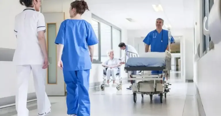 Η διαδικασία θα πραγματοποιηθεί με το σύστημα της μοριοδότησης, δίνοντας ιδιαίτερη έμφαση στην προϋπηρεσία σε δομές υγείας, ειδικά για τις θέσεις που αφορούν την πρώτη γραμμή της περίθαλψης.