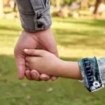 Η αυξημένη μοριοδότηση για τους πολύτεκνους και τα τέκνα τους αποτελεί πλέον το «κλειδί» για την είσοδο στις νέες θέσεις του Υπουργείου Δικαιοσύνης, καθώς οι πρόσφατες νομοθετικές αλλαγές ενισχύουν σημαντικά το κοινωνικό πρόσημο στις προσλήψεις. Με τις νέες ρυθμίσεις που ισχύουν από τις αρχές του 2026, οι υποψήφιοι της συγκεκριμένης κατηγορίας κλειδώνουν ένα ισχυρό πλεονέκτημα, το οποίο συχνά αποδεικνύεται καθοριστικό για την τελική κατάταξη στους πίνακες του ΑΣΕΠ.