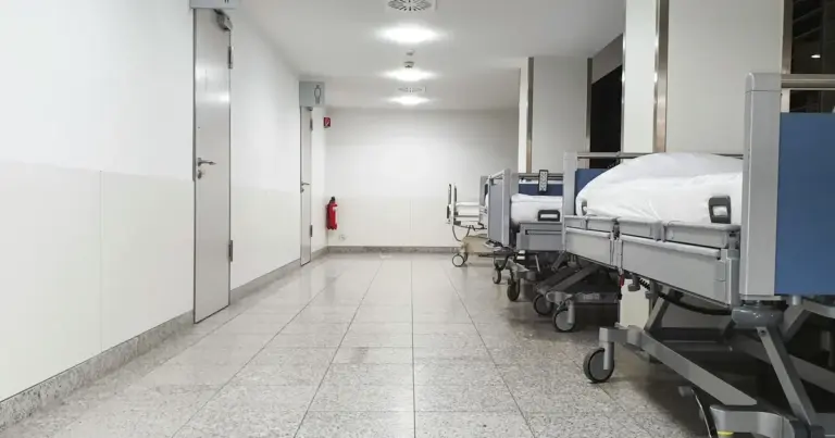 Η νέα αυξημένη ποσόστωση 15% για τους πολύτεκνους στις προσλήψεις του Υπουργείου Υγείας τίθεται σε πλήρη εφαρμογή από αυτόν τον μήνα, ανατρέποντας τα δεδομένα για χιλιάδες υποψηφίους στις νέες προκηρύξεις του ΑΣΕΠ. Η αλλαγή αυτή, που οριστικοποιήθηκε πρόσφατα, στοχεύει στην έμπρακτη στήριξη των μεγάλων οικογενειών, δίνοντάς τους ένα σημαντικό προβάδισμα διορισμού σε νοσοκομεία και κέντρα υγείας όλης της χώρας.