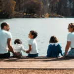 Οι τρίτεκνες οικογένειες αποκτούν πλέον ισόβια ιδιότητα και αυξημένη ποσόστωση 16% για τις προσλήψεις μόνιμου προσωπικού μέσω ΑΣΕΠ, σύμφωνα με το νέο θεσμικό πλαίσιο που τέθηκε σε πλήρη ισχύ. Η ρύθμιση αυτή, που ενσωματώνεται σε όλες τις νέες προκηρύξεις του 2026, εξισώνει ουσιαστικά τους τρίτεκνους με τους πολύτεκνους στο πεδίο της επαγγελματικής αποκατάστασης στο Δημόσιο, λύνοντας ένα πάγιο αίτημα χιλιάδων οικογενειών.