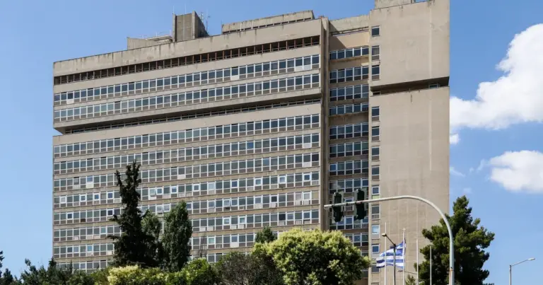 Η διαδικασία επιλογής για την Υπηρεσία ξεφεύγει από τους κλασικούς διαγωνισμούς του ΑΣΕΠ, καθώς διέπεται από ειδικό νομικό πλαίσιο ασφαλείας, ωστόσο τα κριτήρια για τους κλάδους της πληροφορικής και της γλωσσομάθειας είναι αυστηρά προσδιορισμένα.