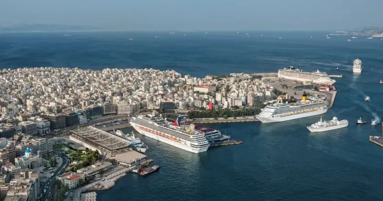 Οι προσλήψεις αφορούν προσωπικό αορίστου και ορισμένου χρόνου για την κάλυψη των αυξημένων επιχειρησιακών αναγκών στις προβλήτες, τα συνεργεία συντήρησης βαρέος εξοπλισμού και τον τομέα της λιμενικής ασφάλειας.