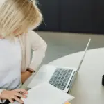 Η απόκτηση νέων δεξιοτήτων μέσω κορυφαίων πανεπιστημίων και τεχνολογικών κολοσσών δεν απαιτεί πλέον δίδακτρα, καθώς οι μεγαλύτερες πλατφόρμες δωρεάν επιμόρφωσης παγκοσμίως έχουν ανοίξει τον δρόμο για την άμεση αναβάθμιση του βιογραφικού σας. Με την αγορά εργασίας να απαιτεί συνεχή ενημέρωση, η επένδυση στον ελεύθερο χρόνο σας για την εκμάθηση τεχνητής νοημοσύνης, ανάλυσης δεδομένων ή ψηφιακού μάρκετινγκ αποτελεί το πιο ισχυρό εφόδιο για να παραμείνετε ανταγωνιστικοί.