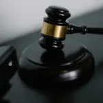 Η διεκδίκηση αποζημίωσης για ηθική βλάβη στο χώρο εργασίας ξεκινά με την τεκμηρίωση της προσβολής της προσωπικότητας του εργαζομένου και την κατάθεση σχετικής αγωγής στα αρμόδια δικαστήρια εντός πέντε ετών από την εκδήλωση της παράνομης συμπεριφοράς.