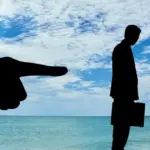 Η διεκδίκηση της αποζημίωσης και η ακύρωση μιας παράνομης απόλυσης κρίνονται σε αυστηρές προθεσμίες που ξεκινούν από την επόμενη κιόλας ημέρα της λήξης της εργασιακής σχέσης, καθιστώντας την άμεση αντίδραση του εργαζόμενου τον πιο καθοριστικό παράγοντα για τη δικαίωσή του.