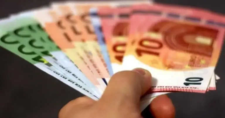 Η διεκδίκηση δεδουλευμένων υπερωριών που δεν δηλώθηκαν στο σύστημα Εργάνη ΙΙ παραμένει εφικτή και νόμιμη, ακόμη και στην εποχή της Ψηφιακής Κάρτας Εργασίας, καθώς το ψηφιακό αποτύπωμα, οι μάρτυρες και τα εναλλακτικά αποδεικτικά μέσα θεμελιώνουν πλήρως το δικαίωμα αποζημίωσης του εργαζόμενου στα δικαστήρια ή στην Επιθεώρηση Εργασίας. Αν ο εργοδότης σάς ζητά να χτυπάτε την κάρτα και να συνεχίζετε να εργάζεστε, ή αν το σύστημα «πέφτει» συστηματικά κατά την αποχώρησή σας, ο νόμος σάς παρέχει τα εργαλεία να δικαιωθείτε.Πώς ανατρέπεται η «εικονική» ψηφιακή κάρταΗ Ψηφιακή Κάρτα Εργασίας εισήχθη για να καταγράφει τον πραγματικό χρόνο απασχόλησης, όμως στην πράξη έχουν καταγραφεί φαινόμενα καταστρατήγησης. Το βασικό νομικό δεδομένο είναι ότι η ψηφιακή κάρτα δημιουργεί μαχητό τεκμήριο. Αυτό σημαίνει ότι αν το ωράριο που δείχνει η κάρτα είναι πλασματικό, ο εργαζόμενος έχει το δικαίωμα να αποδείξει με κάθε νόμιμο μέσο ότι εργάστηκε παραπάνω.Για να ανατραπεί η καταγραφή της κάρτας, το βάρος της απόδειξης πέφτει στον εργαζόμενο. Τα δικαστήρια πλέον δέχονται μια σειρά από σύγχρονα αποδεικτικά στοιχεία που «κλειδώνουν» την παρουσία σας στο γραφείο ή στο εταιρικό δίκτυο πέρα από το δηλωμένο ωράριο.Τα δικαιολογητικά και τα αποδεικτικά στοιχεία που χρειάζεστεΓια να χτίσετε μια ισχυρή υπόθεση απέναντι στην εργοδοτική πλευρά, πρέπει να συλλέξετε όσο το δυνατόν περισσότερα από τα παρακάτω στοιχεία:Μηνύματα ηλεκτρονικού ταχυδρομείου (emails) που στείλατε από τον εταιρικό σας λογαριασμό σε ώρες εκτός ωραρίου.Ιστορικό κλήσεων και μηνύματα σε εφαρμογές (Viber, WhatsApp, Teams) που αποδεικνύουν επικοινωνία για υπηρεσιακούς λόγους με προϊσταμένους ή πελάτες.Καταθέσεις μαρτύρων, είτε συναδέλφων (ακόμη και πρώην) είτε πελατών και Courier που σας έβλεπαν στο χώρο εργασίας εκτός του θεσμοθετημένου ωραρίου.Ημερολόγιο εργασίας, όπου θα κρατάτε καθημερινή, αναλυτική σημείωση με τις ώρες εισόδου, εξόδου και το αντικείμενο απασχόλησης.Αρχεία GPS ή αποδείξεις διοδίων και ταξί, αν η εργασία περιλαμβάνει εξωτερικές μετακινήσεις μετά το πέρασμα της κάρτας.Τα ποσοστά προσαύξησης και οι αμοιβές ανάλογα με τις ώρεςΗ αμοιβή για την εργασία πέρα από το συμβατικό ωράριο κλιμακώνεται ανάλογα με τις ώρες επιπλέον απασχόλησης την εβδομάδα. Για το 2026, οι προσαυξήσεις επί του καταβαλλόμενου ωρομισθίου διαμορφώνονται ως εξής:Είδος επιπλέον εργασίαςΏρες ανά εβδομάδαΠροσαύξηση στο ωρομίσθιοΧαρακτηρισμόςΥπερεργασία (για πενθήμερο)41η έως 45η ώρα20%Νόμιμη (δεν απαιτείται δήλωση)Υπερεργασία (για εξαήμερο)41η έως 48η ώρα20%Νόμιμη (δεν απαιτείται δήλωση)Νόμιμη ΥπερωρίαΈως 150 ώρες ετησίως40%Απαιτείται προηγούμενη δήλωσηΠαράνομη (Κατ' εξαίρεση) ΥπερωρίαΏρες εκτός νόμιμων ορίων ή χωρίς δήλωση120%Παράνομη (καταβάλλεται αποζημίωση)Αν οι υπερωρίες σας δεν δηλώνονται στο Εργάνη ΙΙ, αυτόματα χαρακτηρίζονται ως παράνομες. Αυτό σημαίνει ότι ο εργοδότης σάς οφείλει το ωρομίσθιό σας προσαυξημένο κατά 120% για κάθε ώρα κρυφής απασχόλησης.Τα βήματα για τη διεκδίκηση των χρημάτων σαςΗ διαδικασία περιλαμβάνει τρία συγκεκριμένα στάδια, ξεκινώντας από το πιο ήπιο προς το αυστηρά νομικό:1. Γραπτή όχληση προς την εργοδοσίαΠριν κινηθείτε νομικά, στείλτε ένα γραπτό μήνυμα (email) ζητώντας την εκκαθάριση και πληρωμή των συγκεκριμένων ωρών. Αυτό λειτουργεί και ως επιπλέον αποδεικτικό στοιχείο ότι θέσατε το θέμα.2. Προσφυγή στην Επιθεώρηση ΕργασίαςΑν δεν υπάρξει ανταπόκριση, υποβάλλετε αίτηση για διενέργεια εργατικής διαφοράς. Κατά τη διαδικασία αυτή, ο εργοδότης καλείται να δώσει εξηγήσεις. Αν διαπιστωθεί αναντιστοιχία ανάμεσα στα Log Files της ψηφιακής κάρτας και στην πραγματική παρουσία σας, επιβάλλονται τσουχτερά πρόστιμα.3. Κατάθεση εργατικής αγωγήςΑν η πλευρά της εταιρείας αρνηθεί να πληρώσει και στην Επιθεώρηση, ο δρόμος των αστικών δικαστηρίων είναι η τελική λύση. Η αξίωση για δεδουλευμένες υπερωρίες παραγράφεται στα 5 χρόνια, επομένως έχετε το περιθώριο να διεκδικήσετε τα χρήματά σας ακόμη και μετά από ενδεχόμενη αποχώρηση ή απόλυση.Συχνές ερωτήσειςΤι γίνεται αν ο εργοδότης με αναγκάζει να χτυπάω την κάρτα και να κάθομαι για δουλειά;Πρόκειται για ξεκάθαρη παρανομία. Εσείς χτυπάτε την κάρτα κανονικά για να μην κατηγορηθείτε για πειθαρχικό παράπτωμα, αλλά παράλληλα συλλέγετε ηλεκτρονικά αποδεικτικά στοιχεία (emails, μηνύματα) που αποδεικνύουν ότι συνεχίσατε να εργάζεστε μετά το χτύπημα.Μπορεί το σύστημα να δείξει ότι έφυγα στην ώρα μου, αλλά εγώ να δικαιωθώ;Ναι. Η ψηφιακή κάρτα δεν είναι αδιάβλητο θέσφατο. Αν οι μάρτυρες ή η κίνηση του εταιρικού σας υπολογιστή δείχνουν δραστηριότητα, το δικαστήριο θα δεχτεί την πραγματικότητα και όχι το εικονικό χτύπημα της κάρτας.Υπάρχει κίνδυνος απόλυσης αν καταγγείλω μη δηλωμένες υπερωρίες;Ο νόμος προστατεύει τον εργαζόμενο από εκδικητική απόλυση. Αν απολυθείτε επειδή ζητήσατε τα νόμιμα δεδουλευμένα σας ή επειδή προσφύγατε στην Επιθεώρηση Εργασίας, η απόλυση αυτή θεωρείται άκυρη και δικαιούστε επιπλέον αποζημιώσεις.