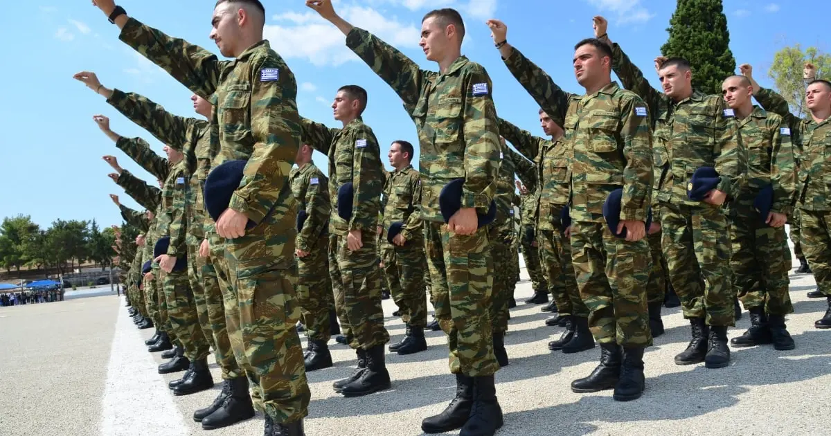 Η έκδοση της βεβαίωσης στρατολογικής κατάστασης τύπου Α (πιστοποιητικό στρατολογίας) γίνεται πλέον αποκλειστικά ψηφιακά μέσα σε λίγα λεπτά μέσω του Gov.gr, καταργώντας τις ουρές στα Κέντρα Εξυπηρέτησης Πολιτών (ΚΕΠ) και τις Στρατολογικές Υπηρεσίες. Το έγγραφο αυτό είναι απαραίτητο για δεκάδες διαδικασίες στο δημόσιο, όπως οι διαγωνισμοί ΑΣΕΠ, οι προσλήψεις εκπαιδευτικών, οι διορισμοί σε σώματα ασφαλείας, καθώς και για τη συμμετοχή σε προγράμματα κοινωφελούς εργασίας.
