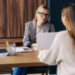 Στις διεθνείς αγορές, οι recruiters αφιερώνουν κατά μέσο όρο μόλις 6-8 δευτερόλεπτα για μια πρώτη ματιά, οπότε η πληροφορία πρέπει να είναι άμεσα προσβάσιμη και στοχευμένη.