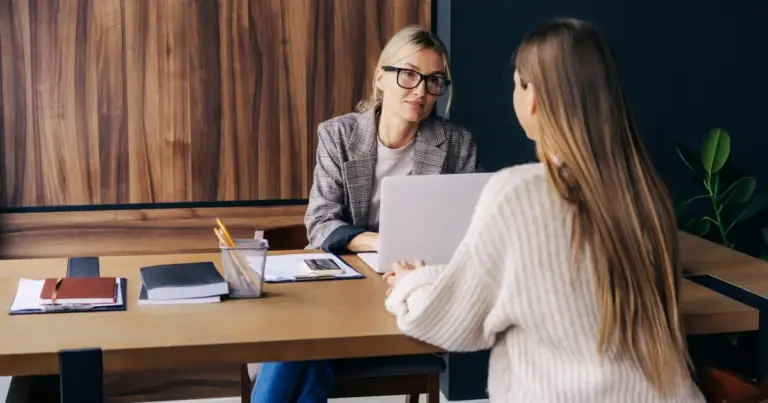 Στις διεθνείς αγορές, οι recruiters αφιερώνουν κατά μέσο όρο μόλις 6-8 δευτερόλεπτα για μια πρώτη ματιά, οπότε η πληροφορία πρέπει να είναι άμεσα προσβάσιμη και στοχευμένη.