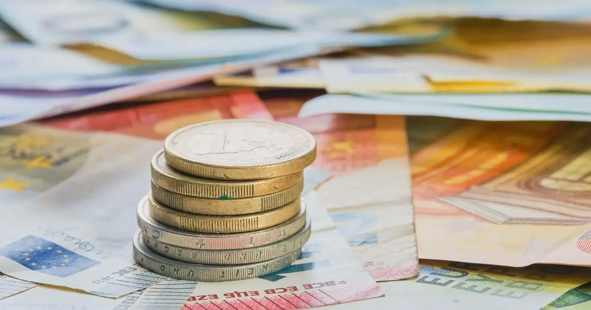 Η προθεσμία για την υποβολή αιτήσεων στο επιδοτούμενο πρόγραμμα κατάρτισης που προσφέρει επίδομα 400 ευρώ σε χιλιάδες δικαιούχους λήγει οριστικά τις επόμενες ημέρες, καθιστώντας την άμεση δραστηριοποίηση των ενδιαφερομένων αναγκαία για την εξασφάλιση της θέσης τους. Το πρόγραμμα αφορά στην απόκτηση και επικαιροποίηση ψηφιακών και πράσινων δεξιοτήτων, προσφέροντας παράλληλα οικονομική ενίσχυση που υπολογίζεται με βάση τις ώρες κατάρτισης.