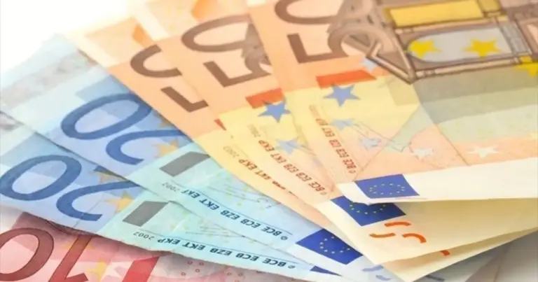 Η υποβολή των αιτήσεων για το νέο πρόγραμμα κατάρτισης της ΔΥΠΑ που προσφέρει επίδομα 400 ευρώ σε χιλιάδες δικαιούχους ολοκληρώνεται την Παρασκευή 29 Μαΐου 2026, πράγμα που σημαίνει ότι οι ενδιαφερόμενοι έχουν ελάχιστες ημέρες στη διάθεσή τους για να προλάβουν τις θέσεις.