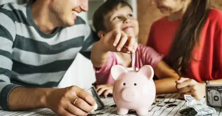 Αν λάβατε απορριπτική απόφαση λόγω λανθασμένων στοιχείων στην ΑΑΔΕ, προβλημάτων με τη φορολογική δήλωση ή σφαλμάτων στη σύνθεση της οικογένειας, έχετε το δικαίωμα να προσβάλετε την απόφαση εντός 30 ημερών από την κοινοποίησή της.