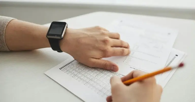 Οι αλλαγές στο σύστημα μοριοδότησης στοχεύουν στην ταχύτερη στελέχωση των υπηρεσιών, δίνοντας προβάδισμα σε υποψηφίους που συγκεντρώνουν συγκεκριμένα ακαδημαϊκά και κοινωνικά χαρακτηριστικά πέρα από τη βαθμολογία των γραπτών εξετάσεων.