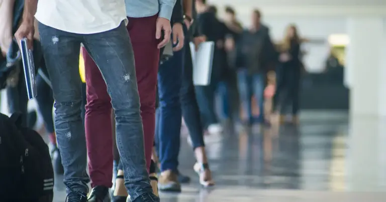 Η νέα αυτή ψηφιακή υποδομή λειτουργεί ως ένα «δυναμικό βιογραφικό» που συνδέεται απευθείας με το μητρώο της ΔΥΠΑ, επιτρέποντας στους δικαιούχους να αποδείξουν άμεσα τις γνώσεις που απέκτησαν σε τομείς όπως οι ψηφιακές και πράσινες δεξιότητες.