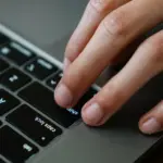 Η απόκτηση του νέου πιστοποιητικού ψηφιακού εμπορίου μέσω των δωρεάν προγραμμάτων κατάρτισης της ΔΥΠΑ εξασφαλίζει επιπλέον 80 μόρια για τις προσλήψεις στο δημόσιο και τις προκηρύξεις του ΑΣΕΠ, προσφέροντας παράλληλα ένα ισχυρό εφόδιο για την αγορά εργασίας. Η διαδικασία υποβολής των αιτήσεων έχει ήδη ξεκινήσει ψηφιακά και αφορά χιλιάδες ανέργους αλλά και εργαζομένους που επιθυμούν να αναβαθμίσουν τις δεξιότητές τους στο ηλεκτρονικό επιχειρείν, λαμβάνοντας παράλληλα και το σχετικό εκπαιδευτικό επίδομα.
